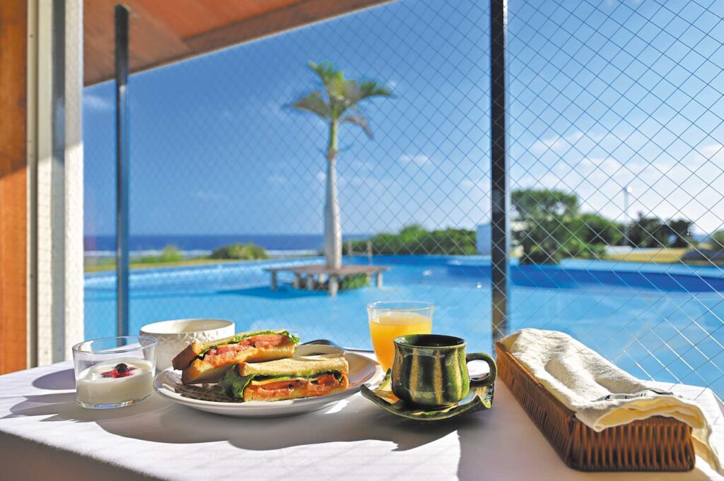 海が見える窓際と朝食