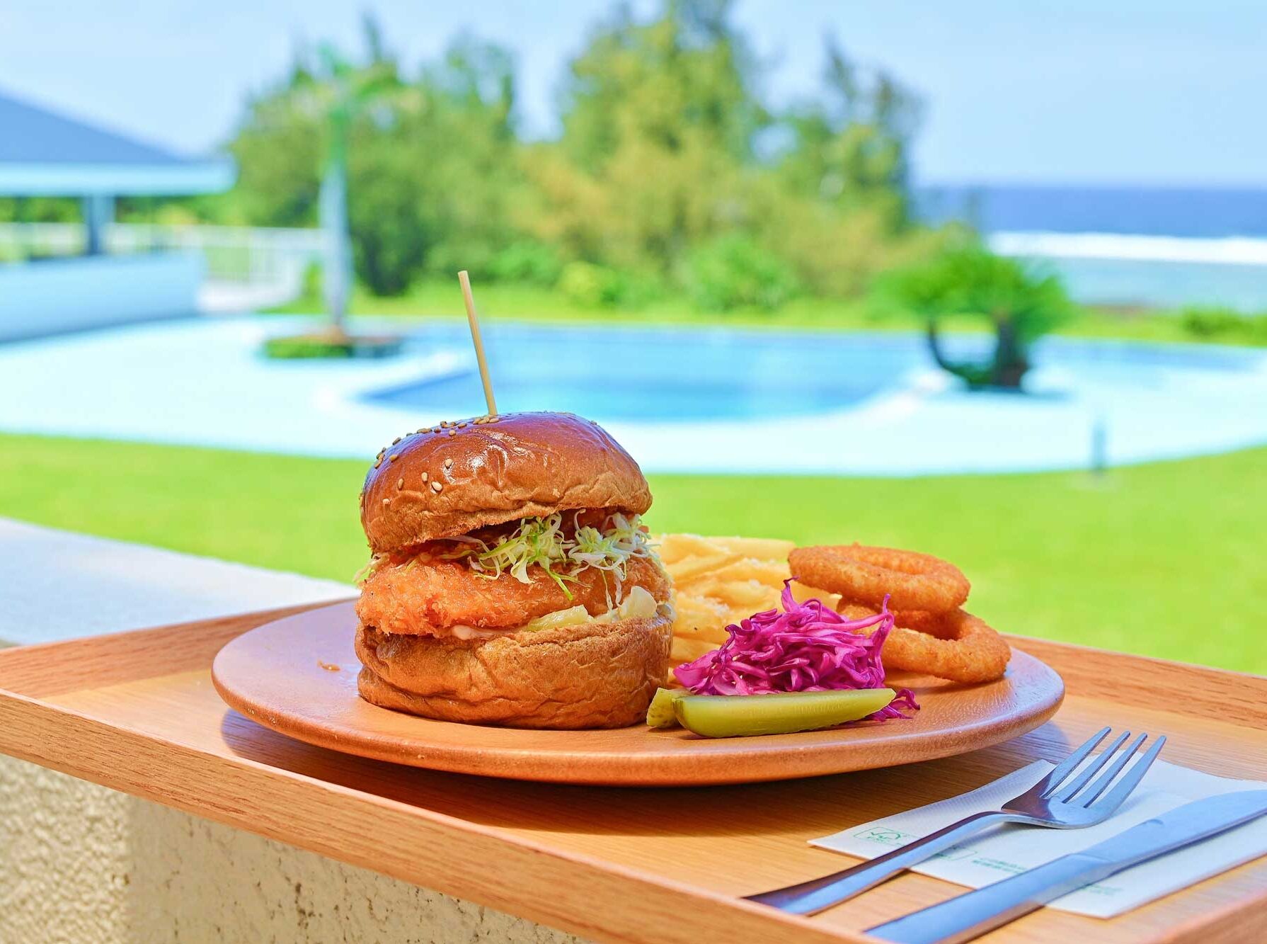 ハンバーガーとプール