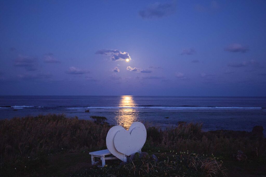 夜の海とハートベンチ