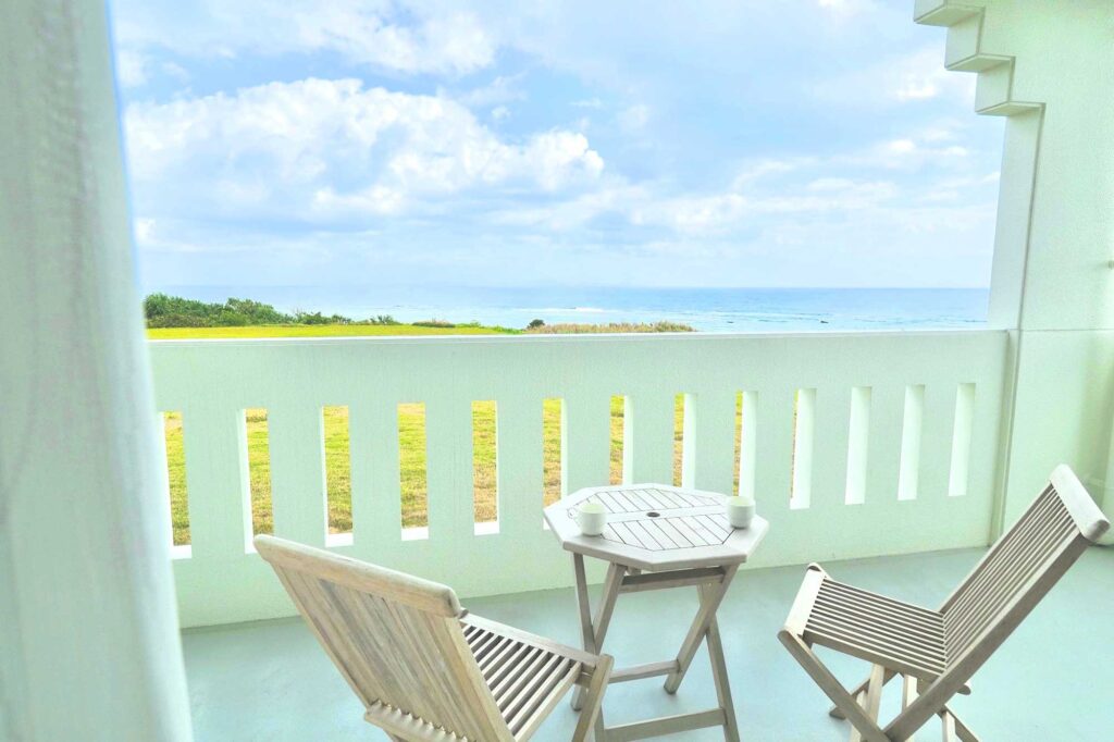 バルコニーのテーブルとチェア
